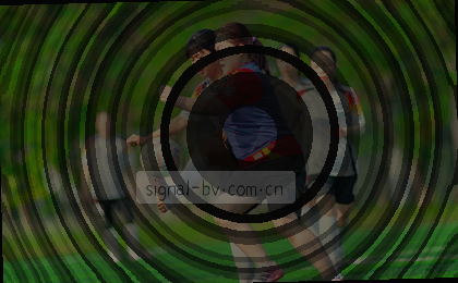 一位盲人指尖轻抚金属浮雕画